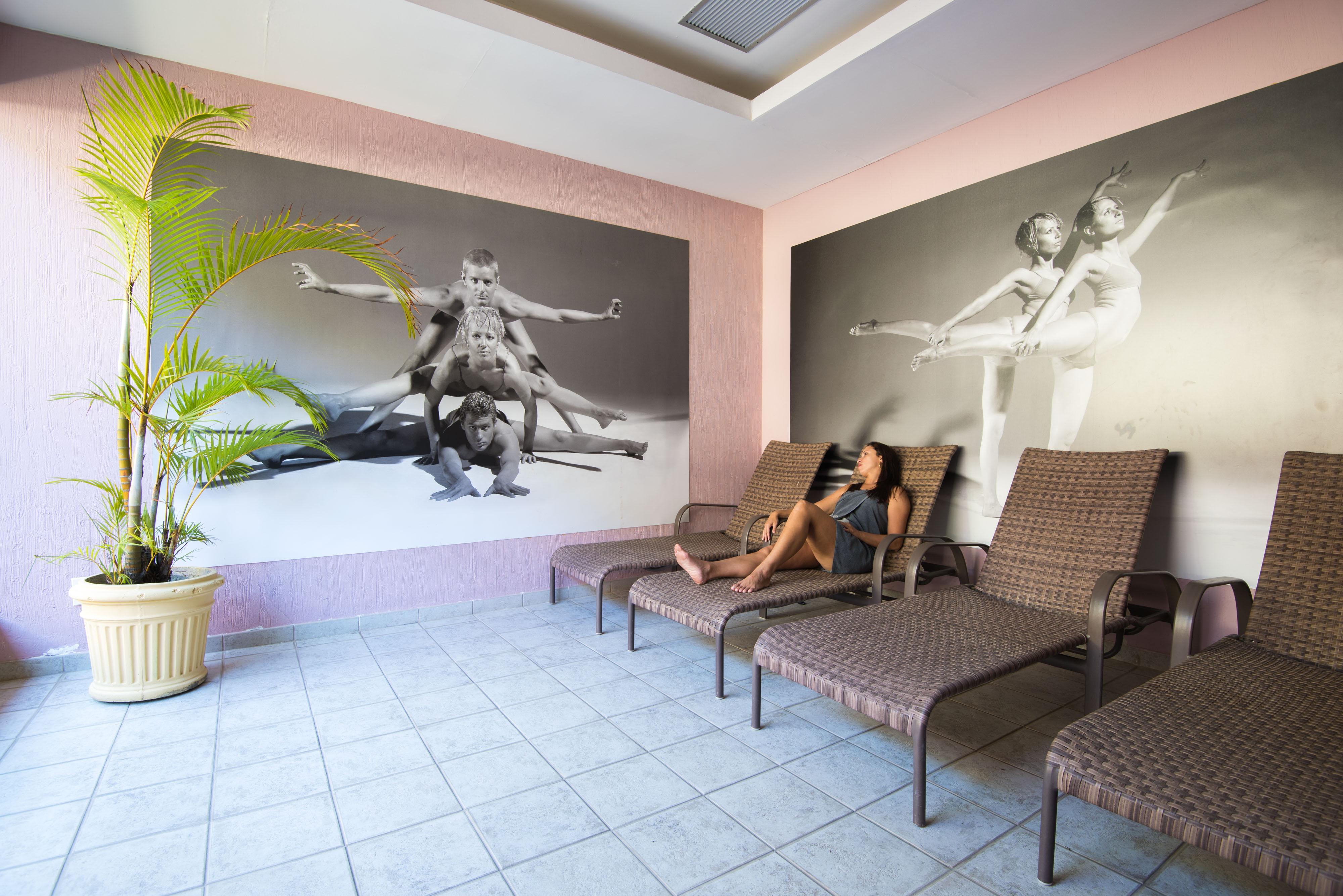 Vila Gale Eco Resort Angra Ангра дос Рейс Екстериор снимка A woman relaxing at a spa