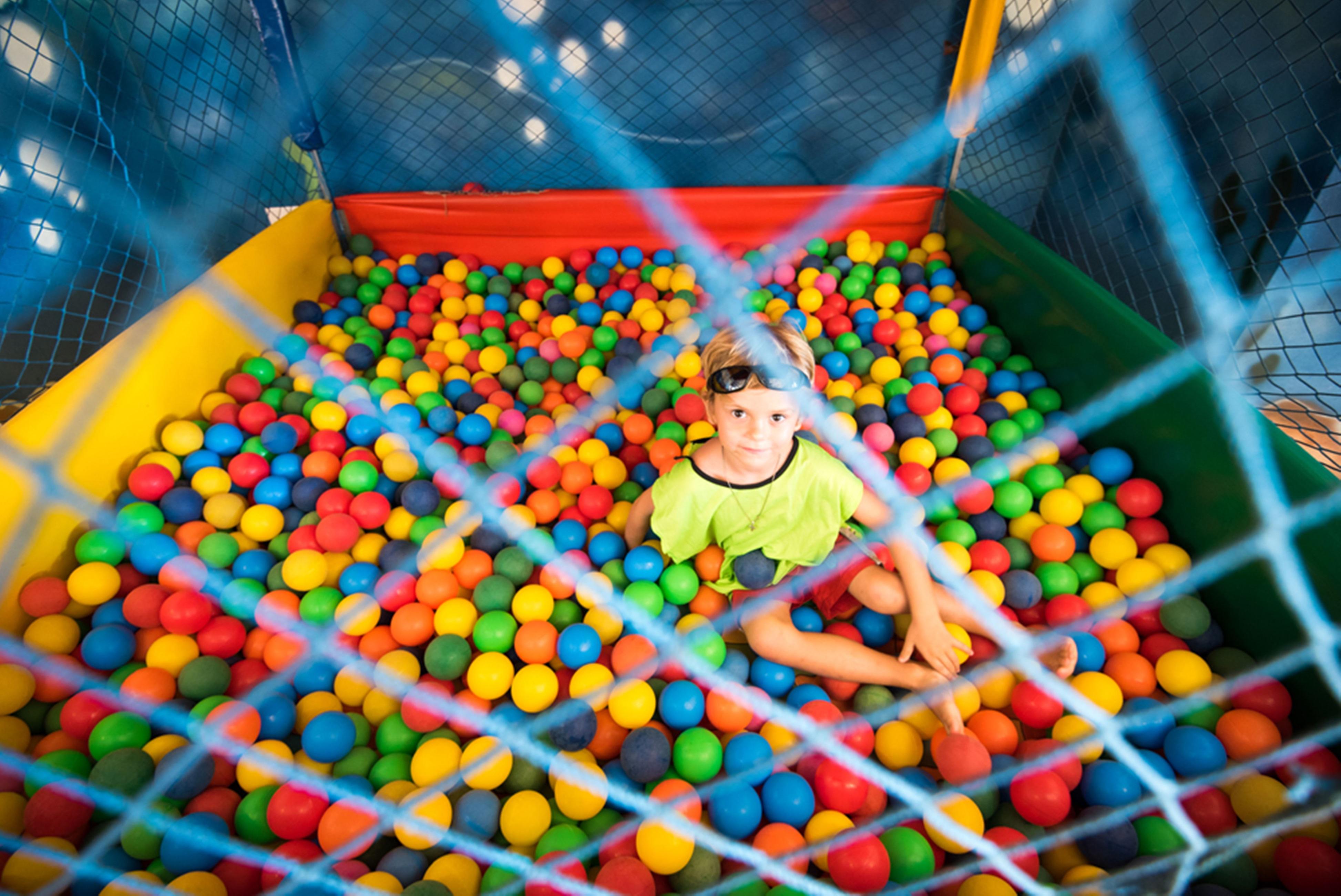 Vila Gale Eco Resort Angra Ангра дос Рейс Екстериор снимка A child in a ball pit