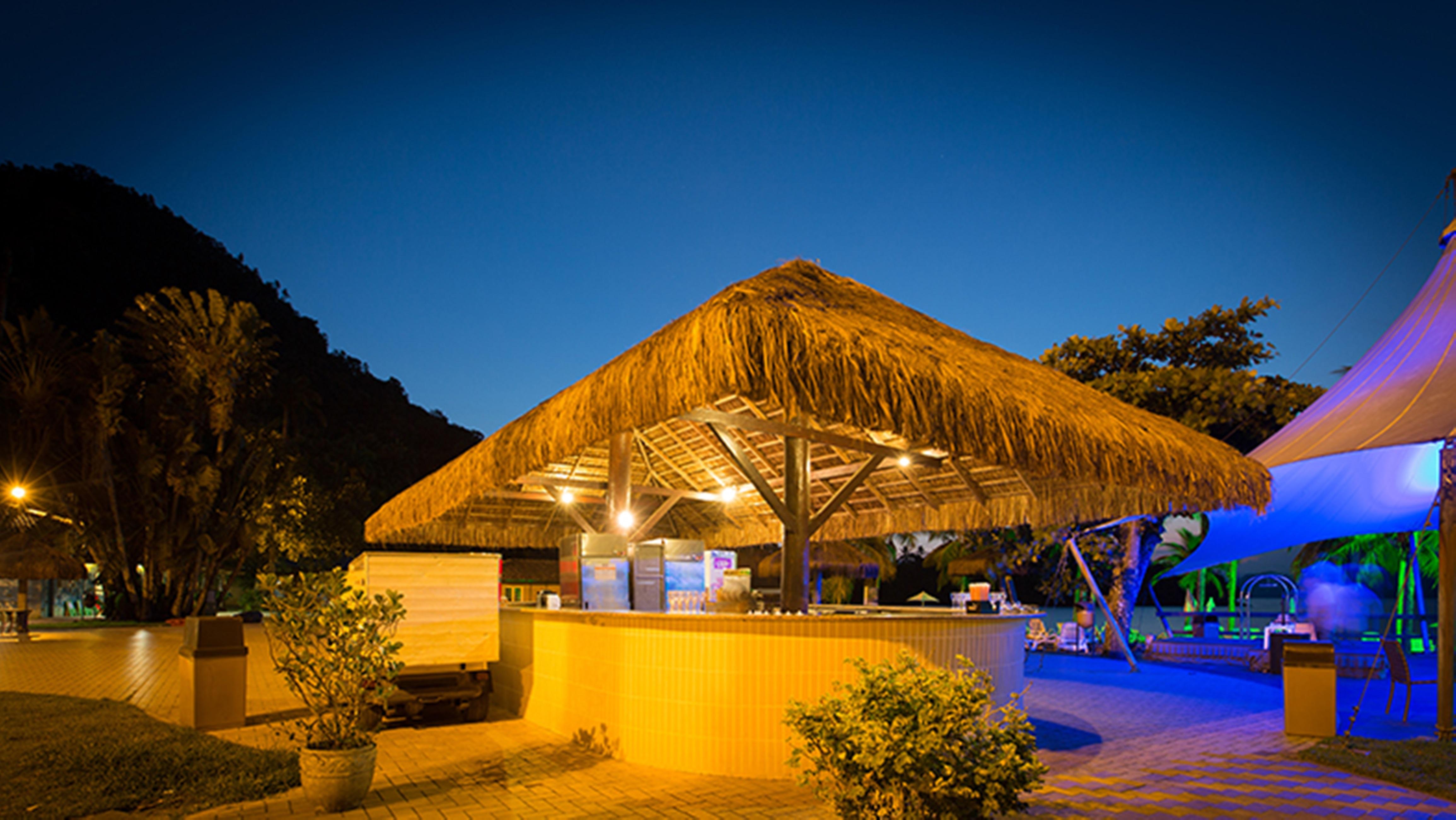 Vila Gale Eco Resort Angra Ангра дос Рейс Екстериор снимка The beach bar at night